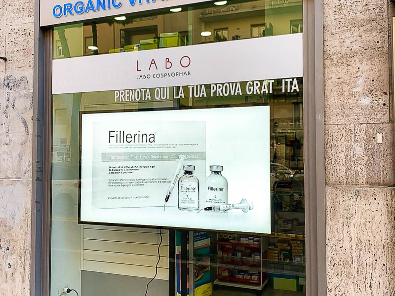 Display signage interno e vetrina parafarmacia 