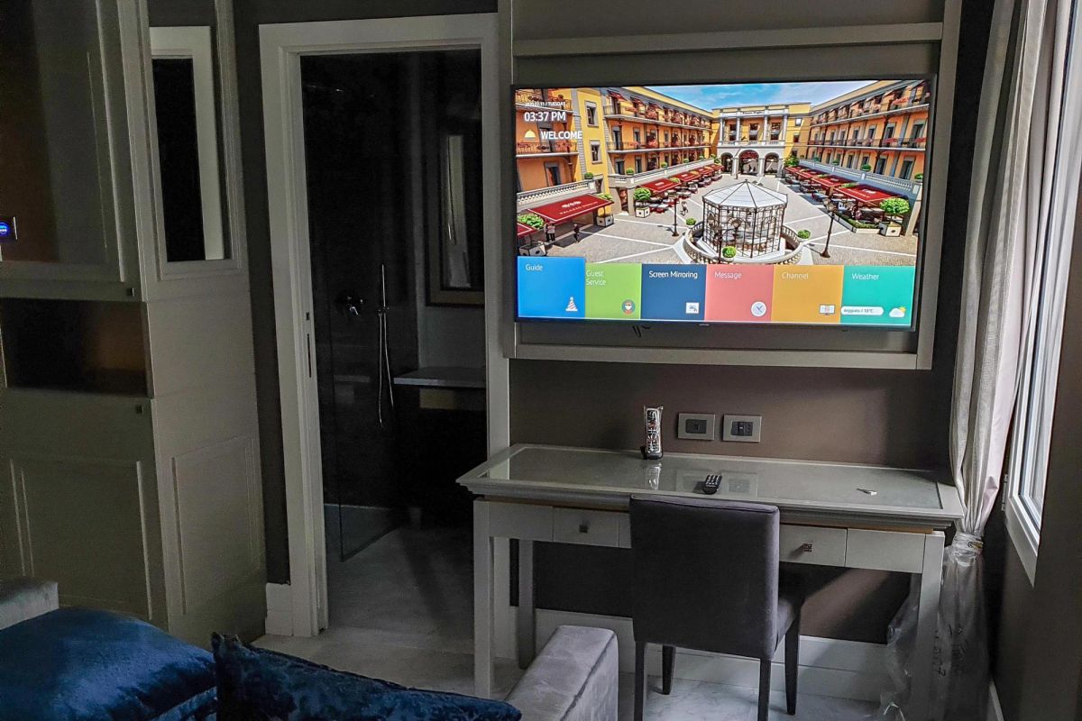 Samsung hotel tv installato a parete sulla scrivania della camera d'albergo