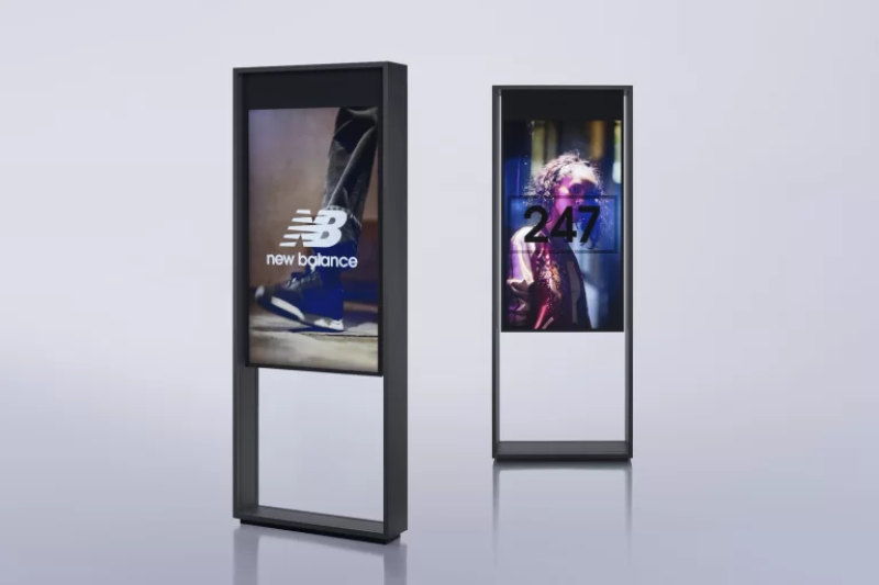 Due Totem Multimediali con display Digital Signage