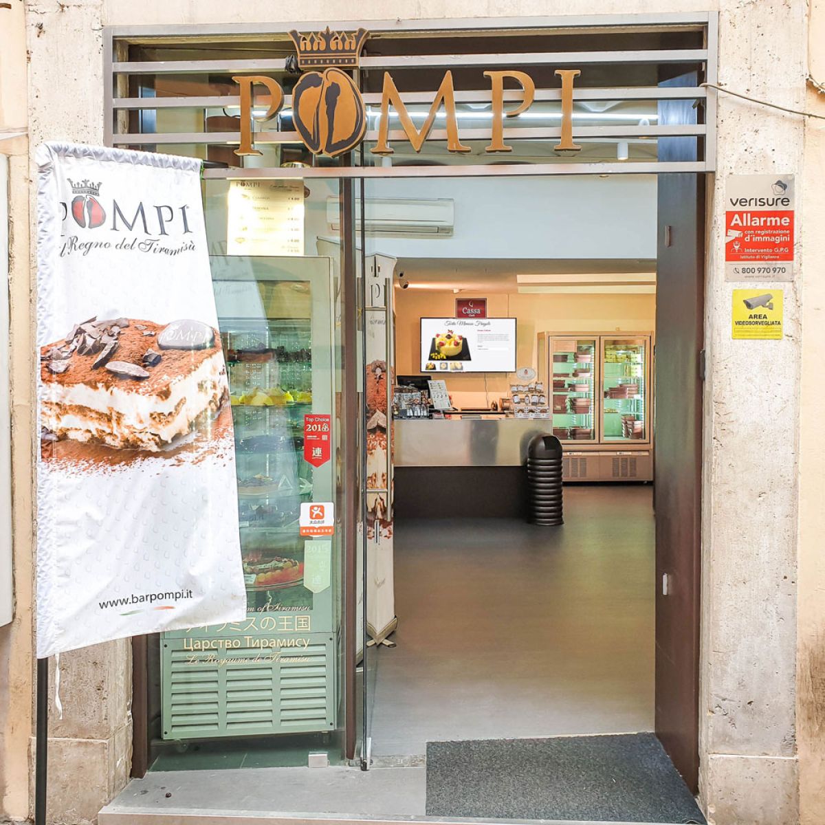 Samsung display Smart Signage installato a parete dietro in bancone della pasticceria