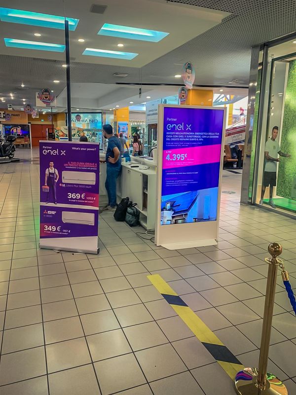 Totem autoportante con display da 75 pollici all'interno di un centro commerciale