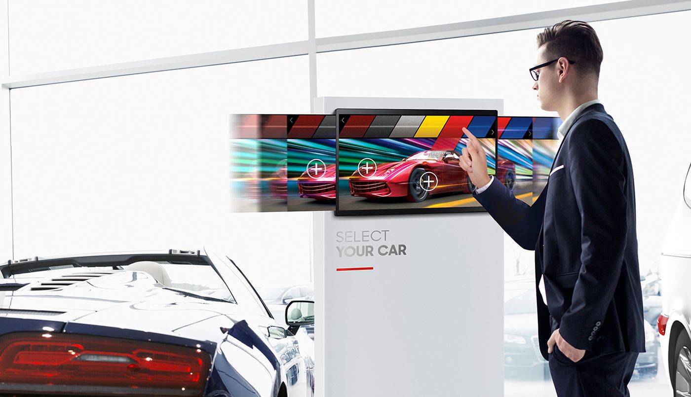 Smart signage display touch in un autosalone