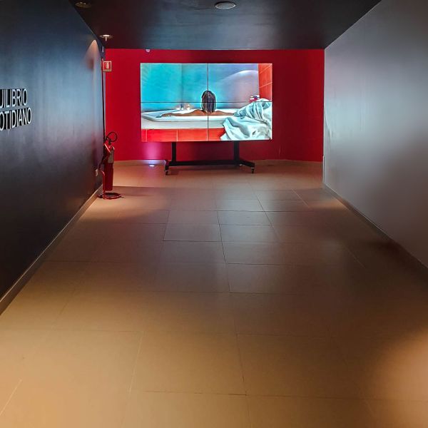 Video wall Samsung da 110 pollici realizzato con 4 display ad alta luminosità installato all'ingresso del centro benessere dell'hotel