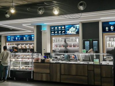 Videowall Samsung Smart Signage con menu prodotti installati a parete all'interno del bar caffetteria