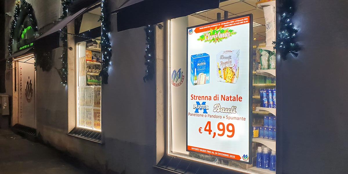 display digital signage in vetrina ambrosini supermercato mio market roma