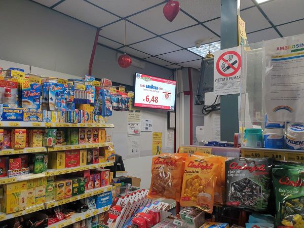 display digital signage vicino la cassa all'interno di ambrosini supermercato mio market roma