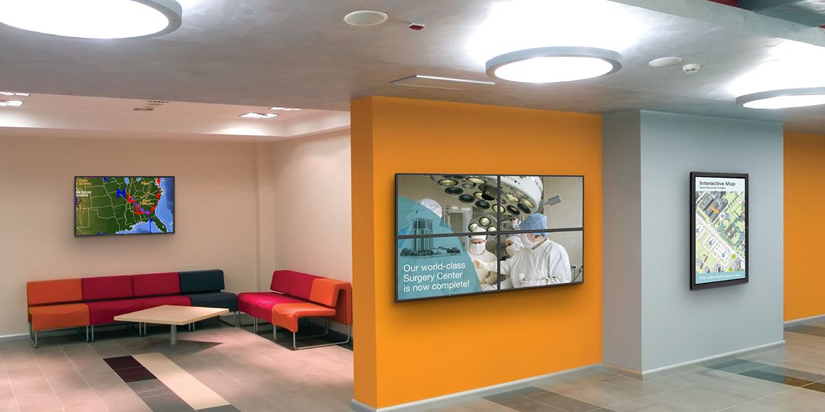 Display smart signage nella reception di un centro medico per aiutare i pazienti ad orientarsi