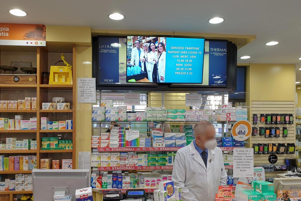 Display Signage Farmacia Gallia monitor vetrina e interno