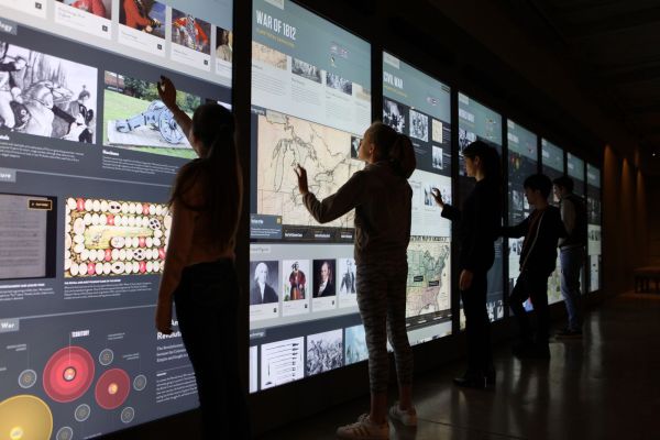 integrazione di schermi digitali e tecnologie interattive in un museo