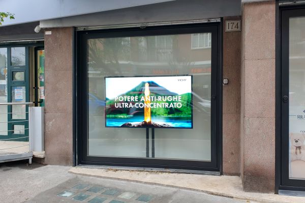 display smart signage professionale da 75" nella vetrina di una farmacia