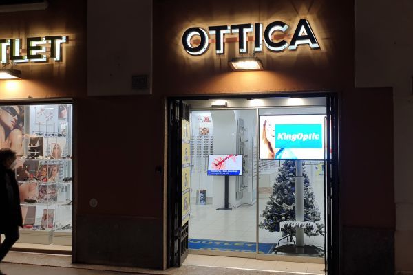 display signage su piantana all'interno e nella vetrina di un negozio di ottica