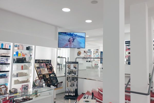 Display smart signage da 65 pollici installato all'interno della profumeria