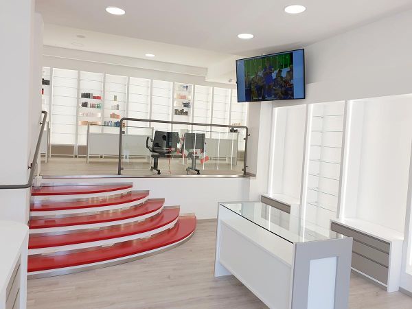 Un display smart signage da 65 pollici installato in orizzontale all'interno di una profumeria