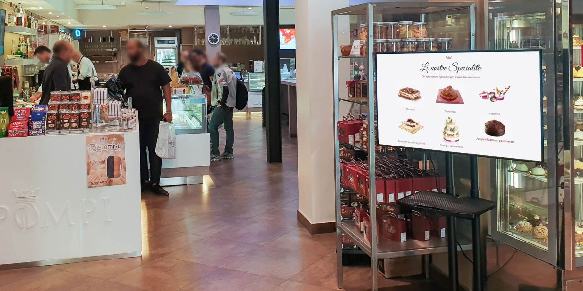 Monitor Display Samsung Digital Signage installati all'interno della famosa pasticceria gelateria Pompi, espone listini, prezzi, video e immagini dei prodotti