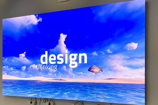 display ledwall gigante in web agency meeting room