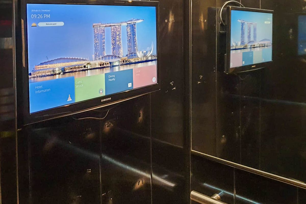 Hotel TV Samsung installato all'interno dell'ascensore del resort