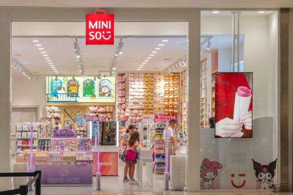 miniso display in vetrina