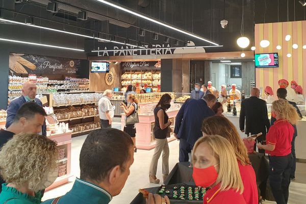 digital signage displat conad superstore