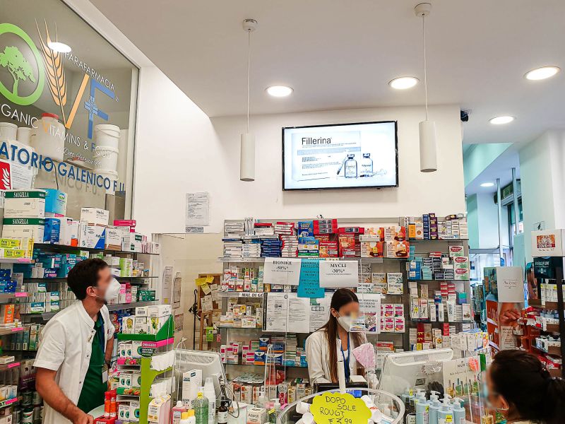 Display signage interno e vetrina parafarmacia 