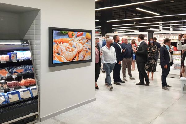 digital signage display conad superstore