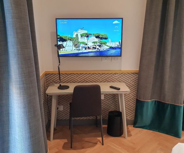 Hotel TV Samsung installato a parete