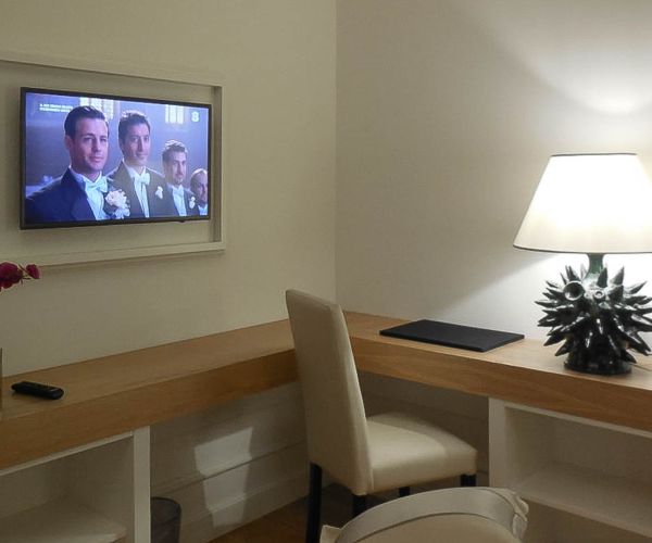 Hotel TV Samsung installato a nell'arredamento della camera