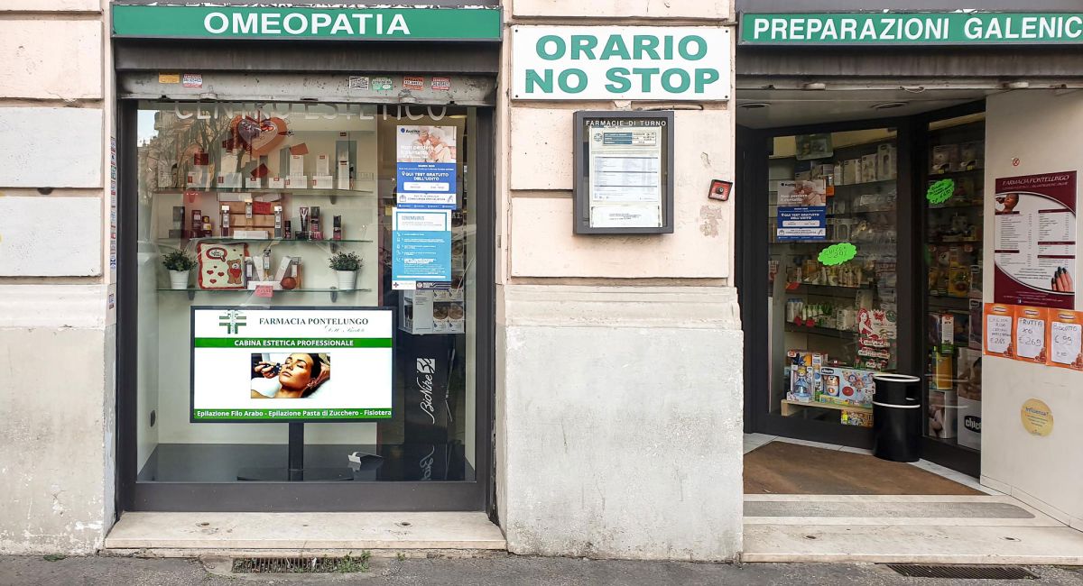 Display Samsung Smart Signage ad alta luminosità installato all'interno della vetrina della farmacia