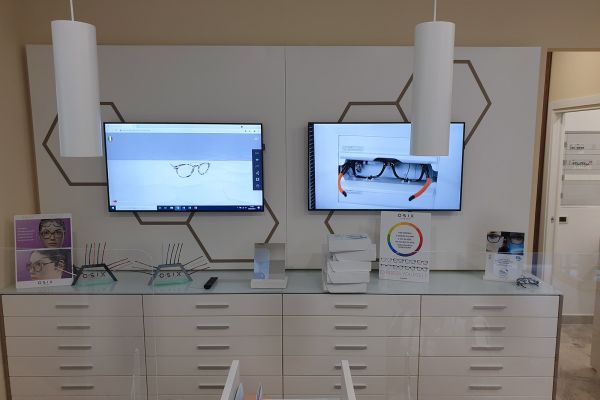 Schermi smart signage per negozi all'interno di un centro ottico