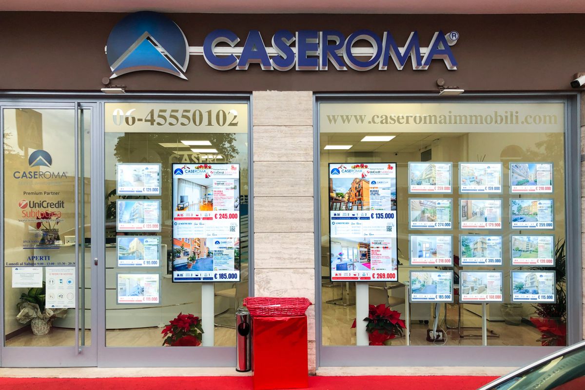 display signage samsung all'interno della vetrina di un'agenzia immobiliare