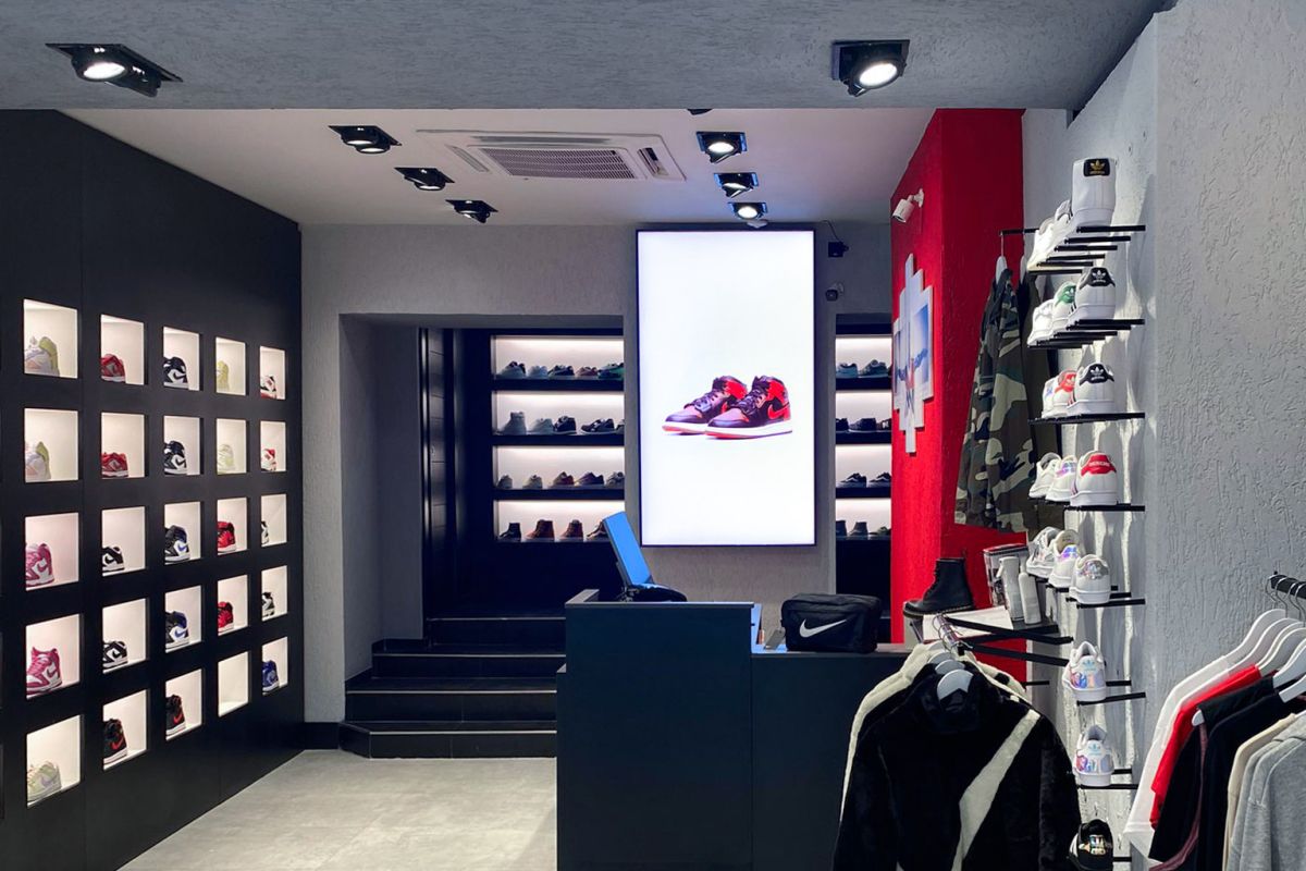 display signage in negozio di scarpe