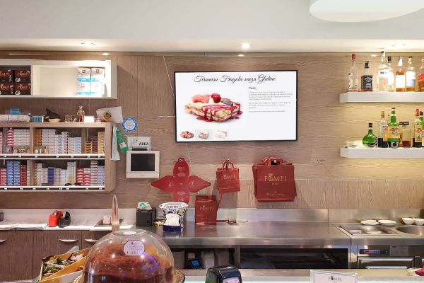 Diversi Monitor Display Samsung Digital Signage installati all'interno della famosa pasticceria gelateria Pompi, espone listini, prezzi, video e immagini dei prodotti