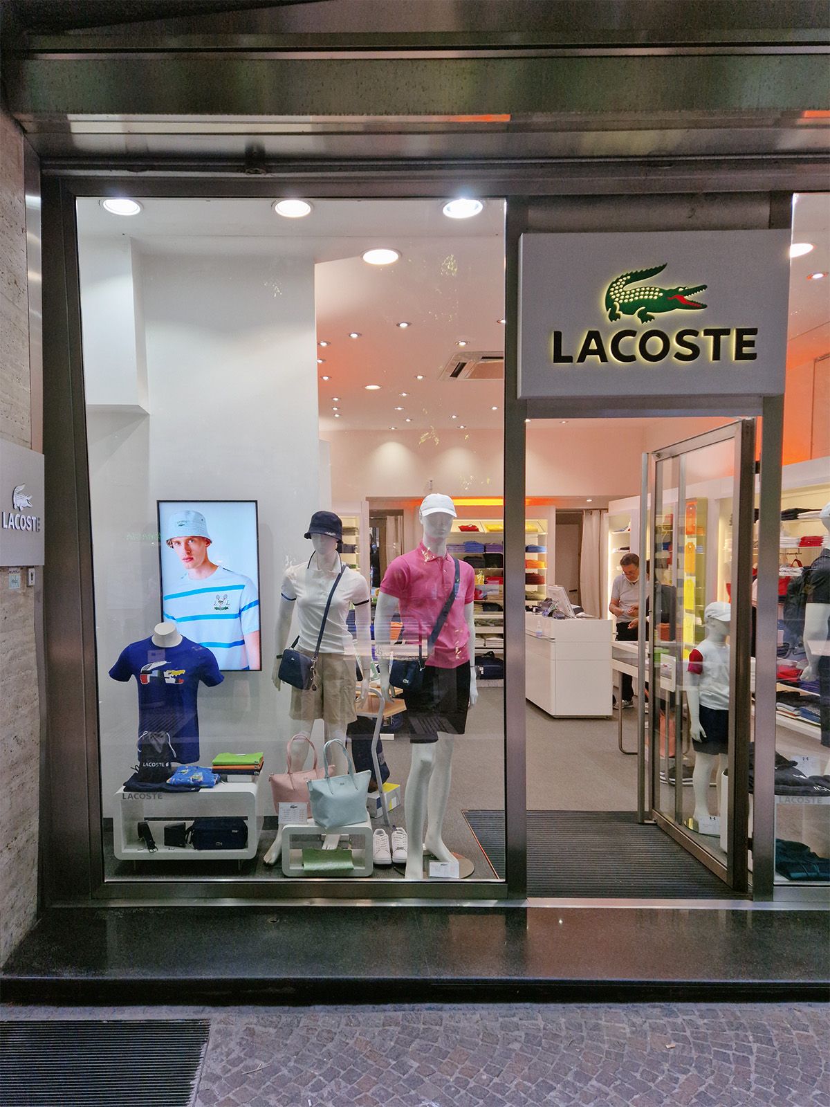 Monitor luminoso display smart signage di Samsung all'interno di un negozio Lacoste