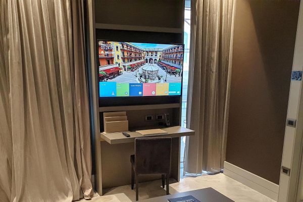 Samsung Hotel TV installato a parete con cornice in tinta con l'arredamento