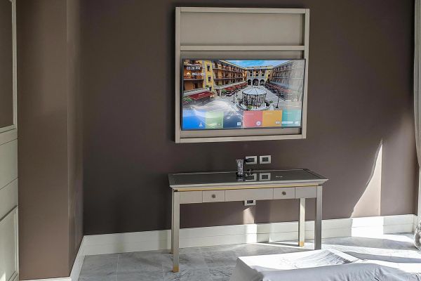 Samsung Hotel TV installato a parete con cornice in tinta con l'arredamento