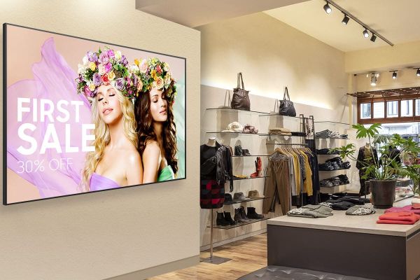 Display smart signage in un negozio di abbigliamento luxury