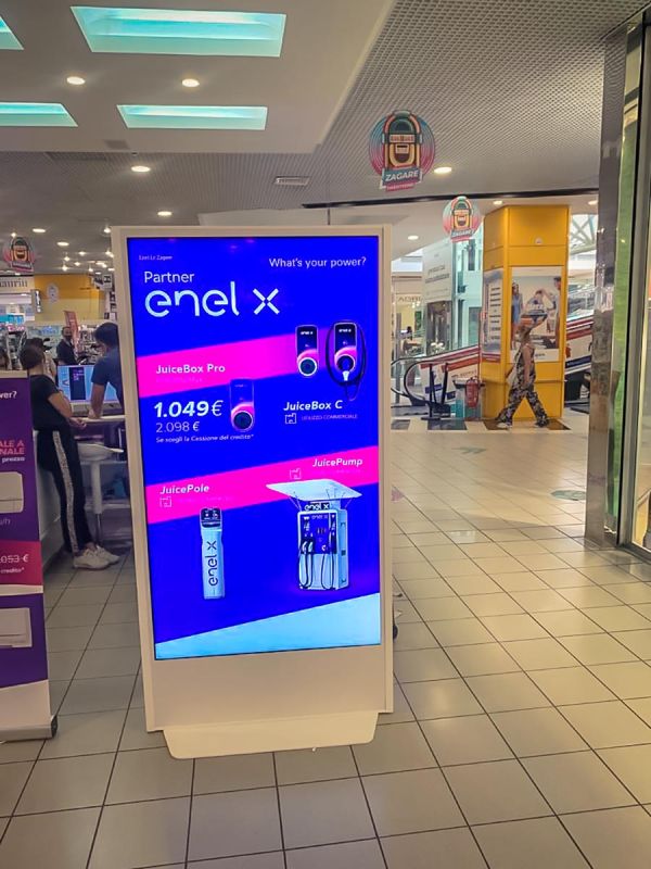 Totem autoportante con display da 75 pollici all'interno di un centro commerciale