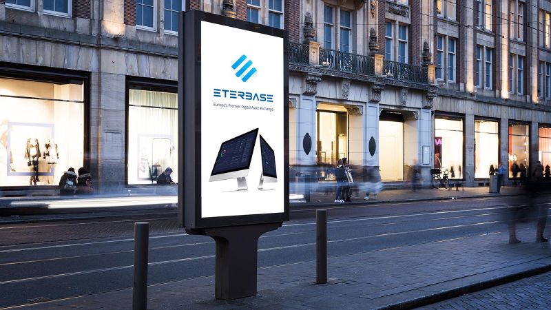 Totem digitale con display smart signage