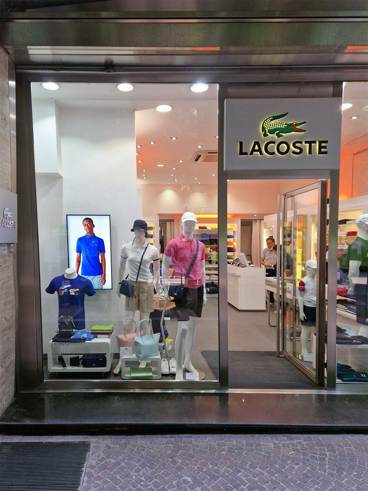 Monitor luminoso display smart signage di Samsung all'interno di un negozio Lacoste