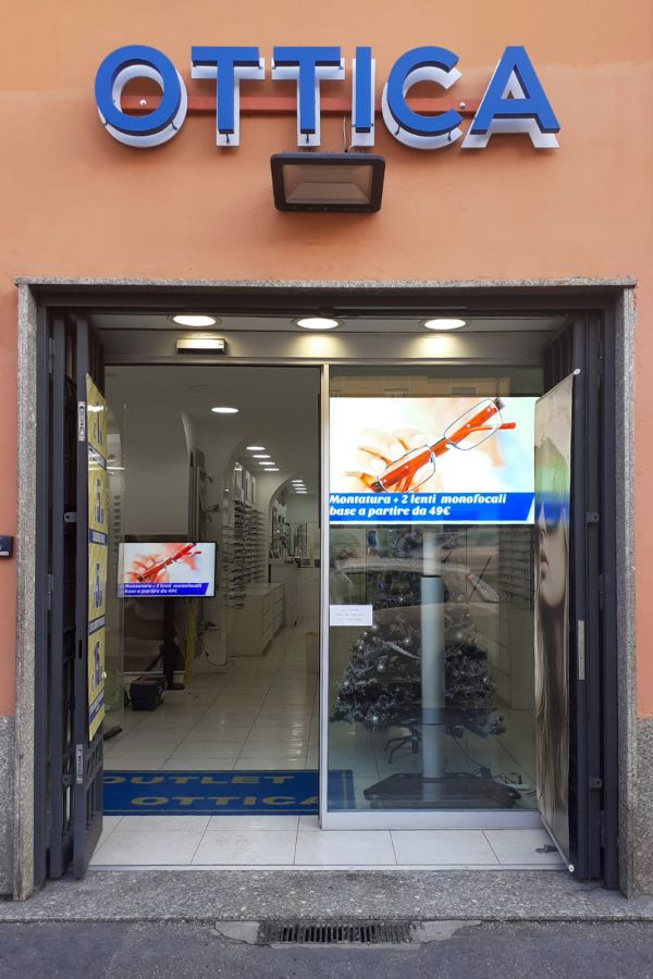 display signage su piantana all'interno e nella vetrina di un negozio di ottica