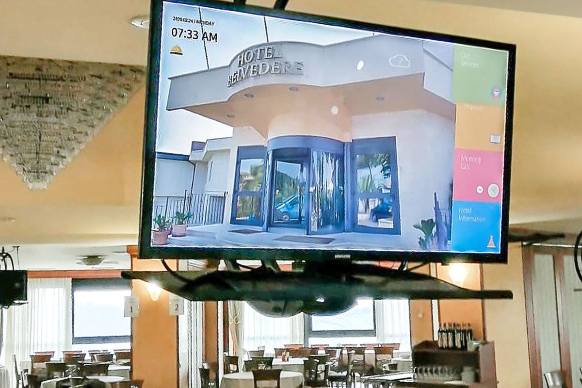 Samsung hotel tv installato a soffitto nella sala ristorante dell'albergo