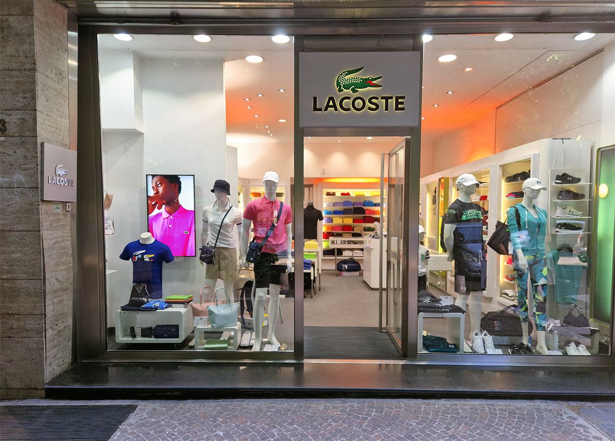 display signage in negozio di abbigliamento Lacoste