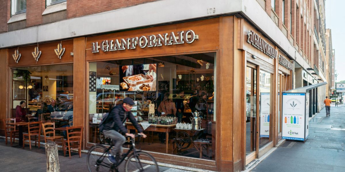 Display pubblicitario nella vetrina di un forno bistrot