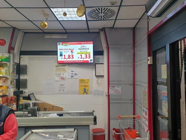 display digital signage vicino la cassa all'interno di ambrosini supermercato mio market roma